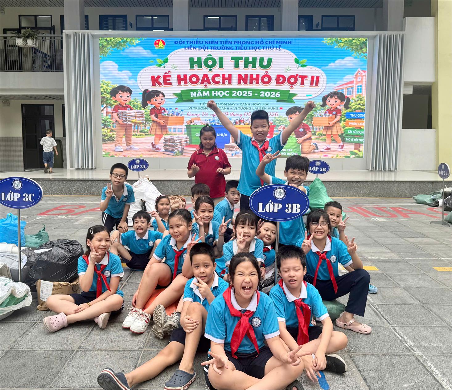Học sinh lớp 3B tích cực tham gia phong trào Hội thu Kế hoạch nhỏ HKII