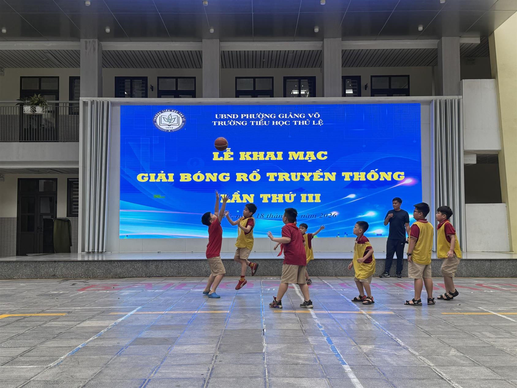 Những cầu thủ nhí lớp 3B tỏa sáng tại cuộc thi bóng rổ truyền thống lần thứ III