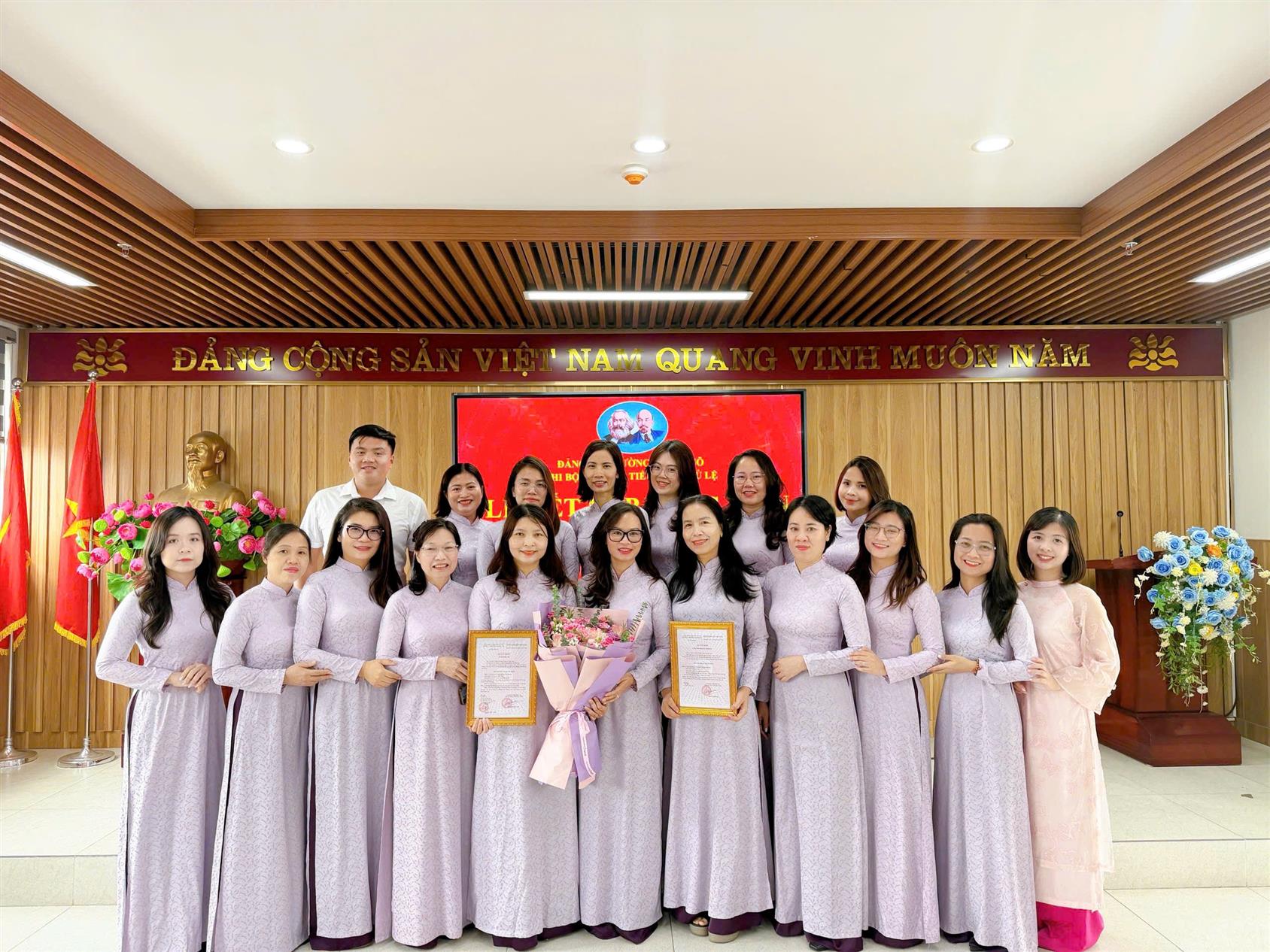 Lễ kết nạp Đảng viên mới tại Chi bộ Trường Tiểu học Thủ lệ