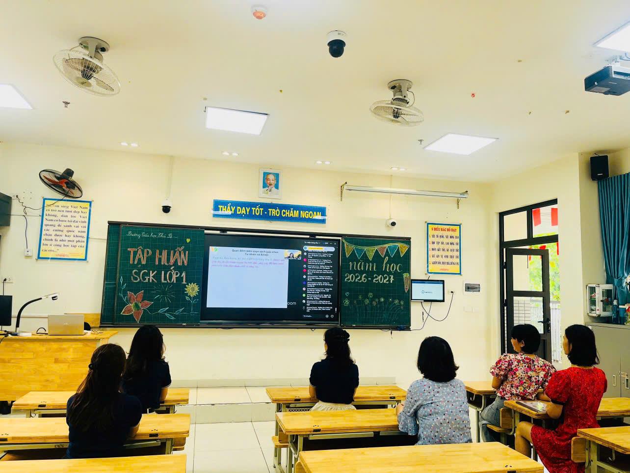 Khởi động năm học mới từ công tác tập huấn sách giáo khoa – Giáo viên khối 1 Trường Tiểu học Thủ Lệ sẵn sàng đồng hành cùng học sinh