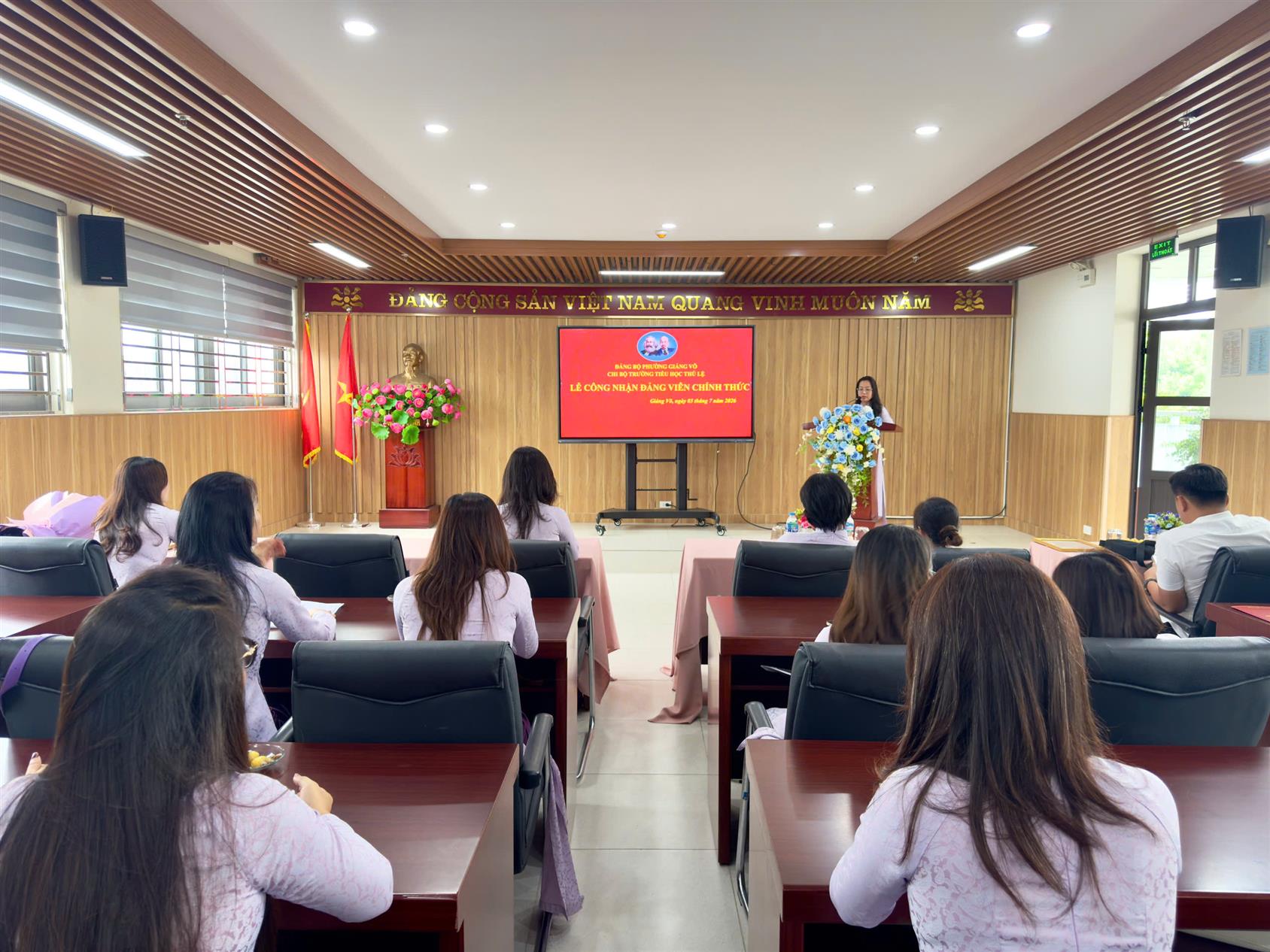 Chi bộ Trường Tiểu học Thủ Lệ tổ chức Lễ công nhận Đảng viên chính thức.