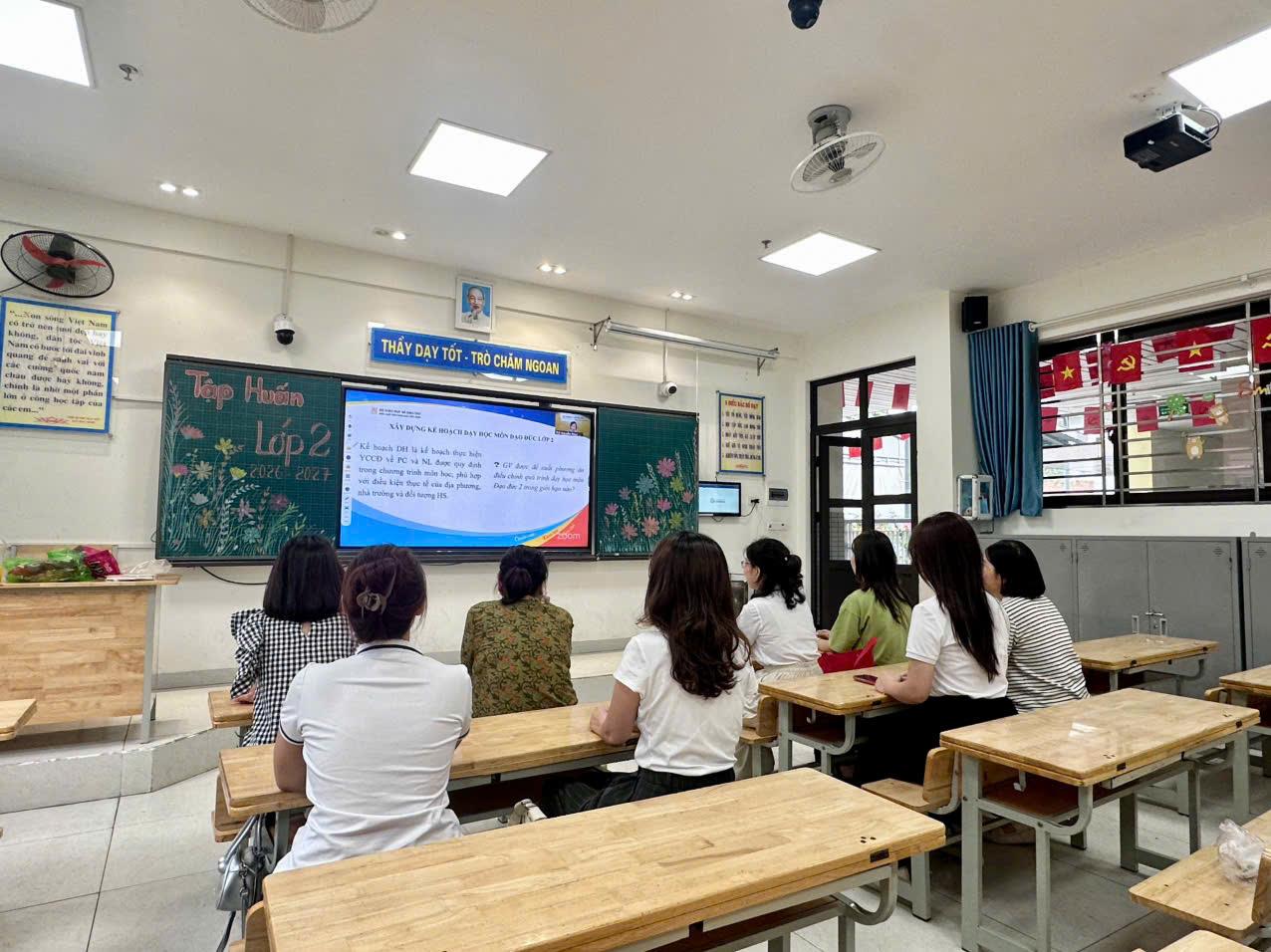 Khối 2 – Trường Tiểu học Thủ Lệ tích cực tham gia tập huấn sử dụng sách giáo khoa năm học 2026-2027