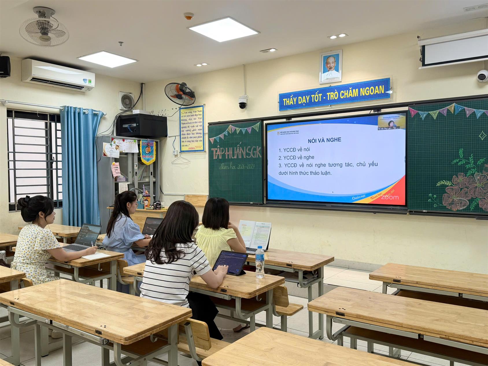 Giáo viên khối 4 tích cực tham gia tập huấn bộ sách “Kết nối tri thức với cuộc sống” - sẵn sàng cho năm học mới 2026-2027