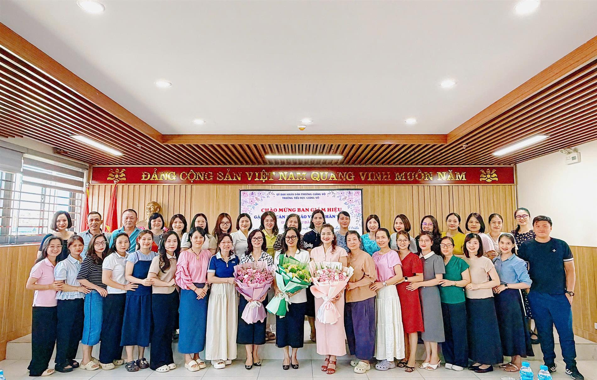 Ban Giám hiệu Trường Tiểu học Giảng Võ gặp gỡ cán bộ, giáo viên, nhân viên, tại phân hiệu Đào Tấn.