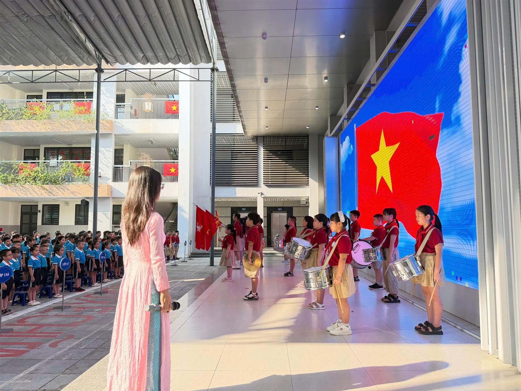 Khởi động năm học mới từ những giá trị đẹp dưới lá cờ Tổ quốc.
