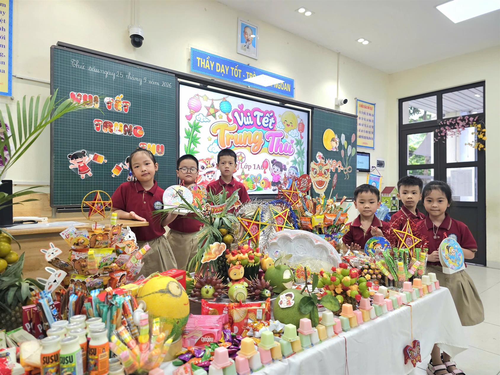 Học sinh lớp 1A6 trường Tiểu học Giảng Võ với Trung thu yêu thương – Vui hội trăng rằm.