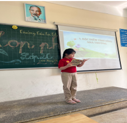 A child standing in front of a chalkboardDescription automatically generated with low confidence
