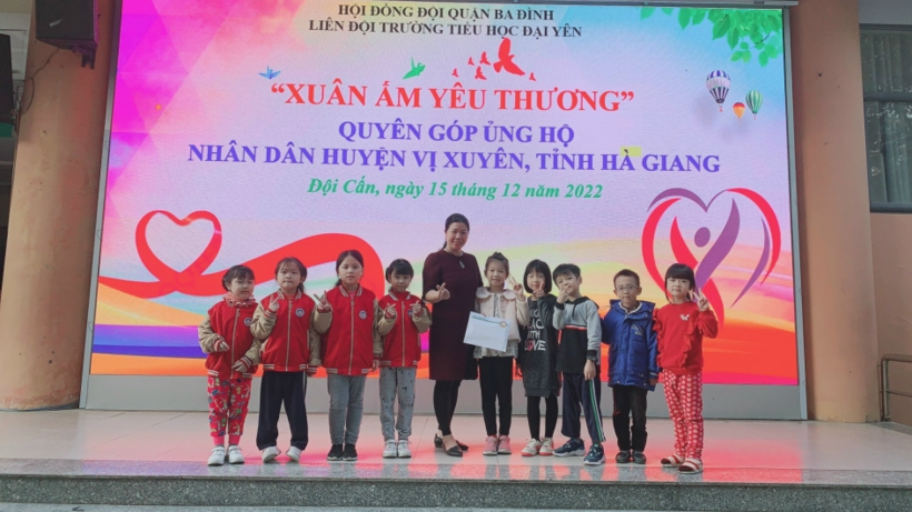 Cô và trò trường Tiểu học Đại Yên phấn khởi khi làm được một việc tốt