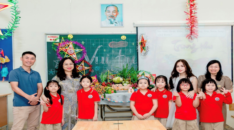 A group of people posing for a photo

Description automatically generated