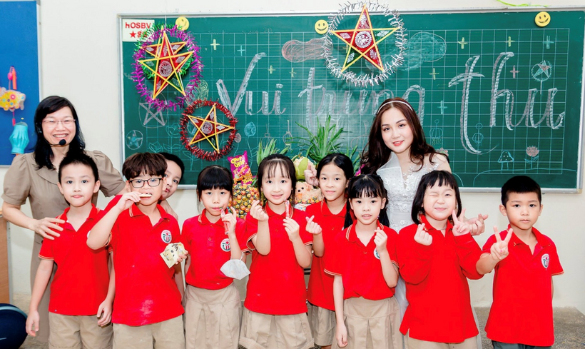 A group of children posing for a photo

Description automatically generated with medium confidence