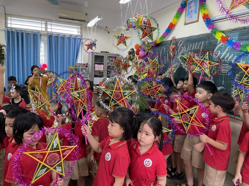 A picture containing person, child, indoor, group

Description automatically generated