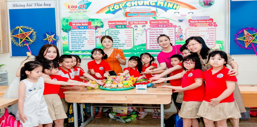 A group of children posing for a photo

Description automatically generated with medium confidence