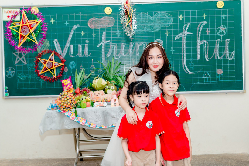 A group of people posing for the camera

Description automatically generated