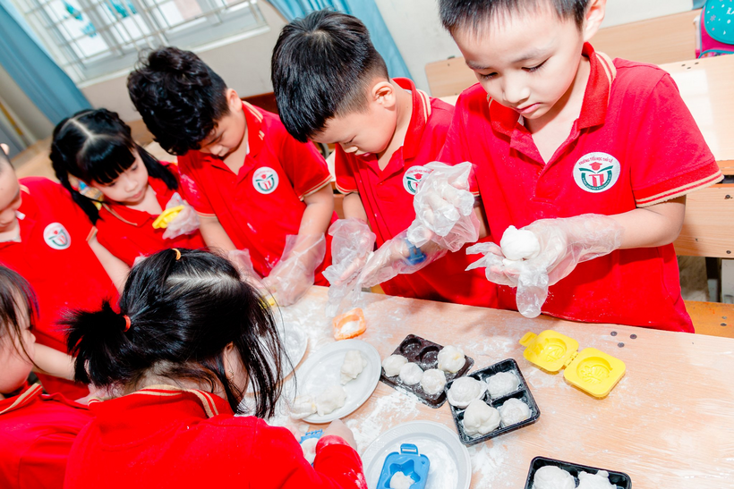 A picture containing person, child, indoor, child

Description automatically generated