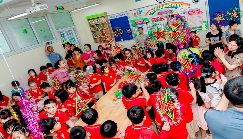 A group of people in a room

Description automatically generated with low confidence