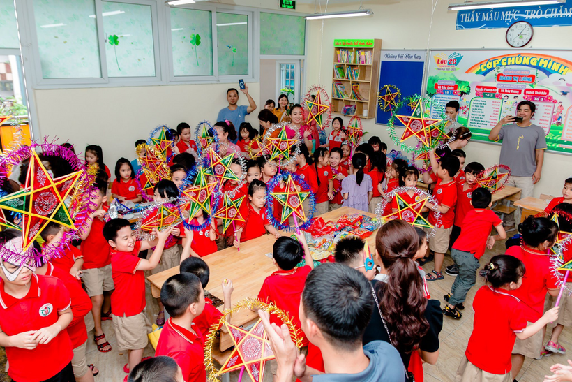 A group of people in a room

Description automatically generated with low confidence