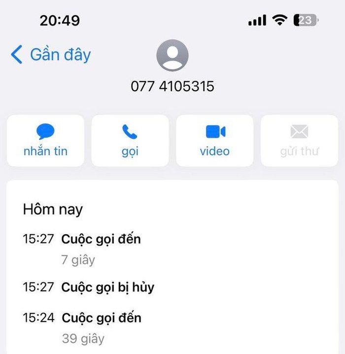 Những cuộc điện thoại được gọi đến liên tục khiến anh Hưng không giữ được bình tĩnh.
