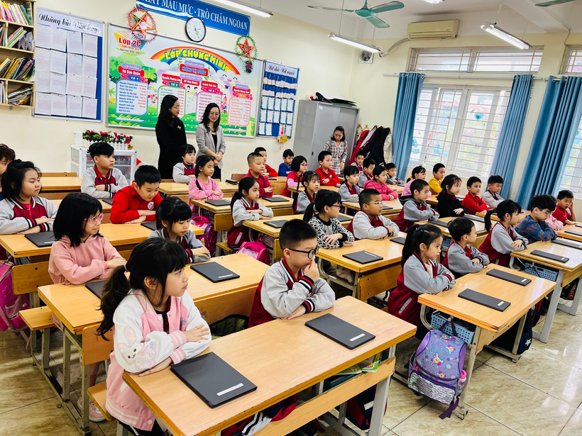 A picture containing text, indoor, table, person

Description automatically generated