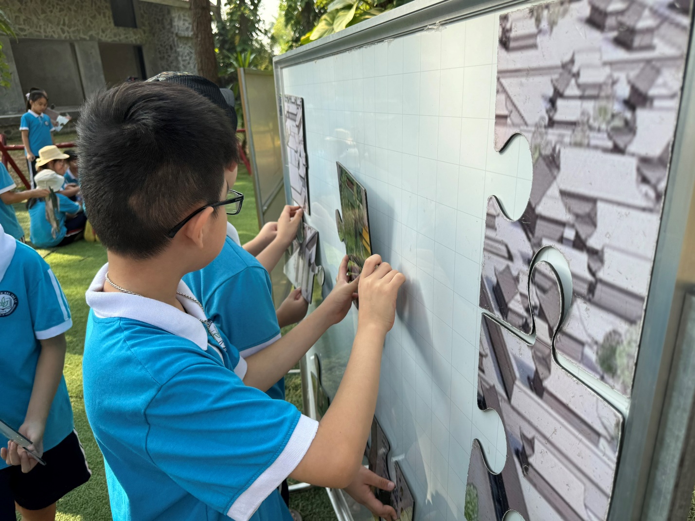 A group of boys playing with a puzzle

Description automatically generated