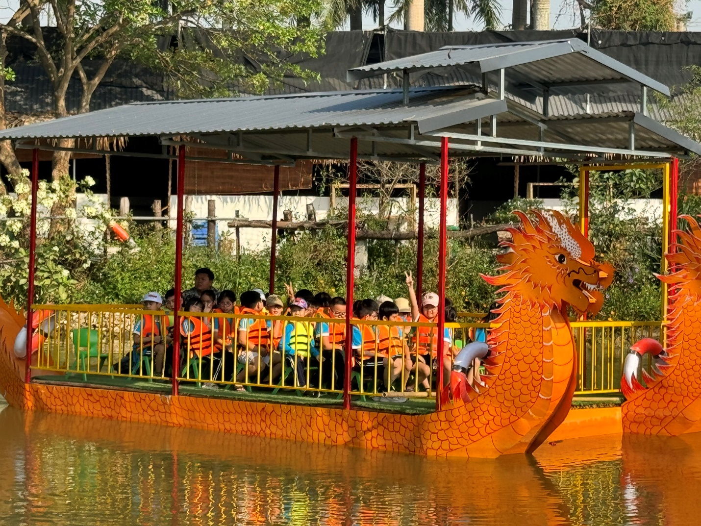 A boat with people on it

Description automatically generated