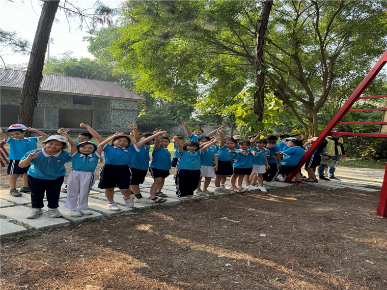 A group of children in uniform

Description automatically generated