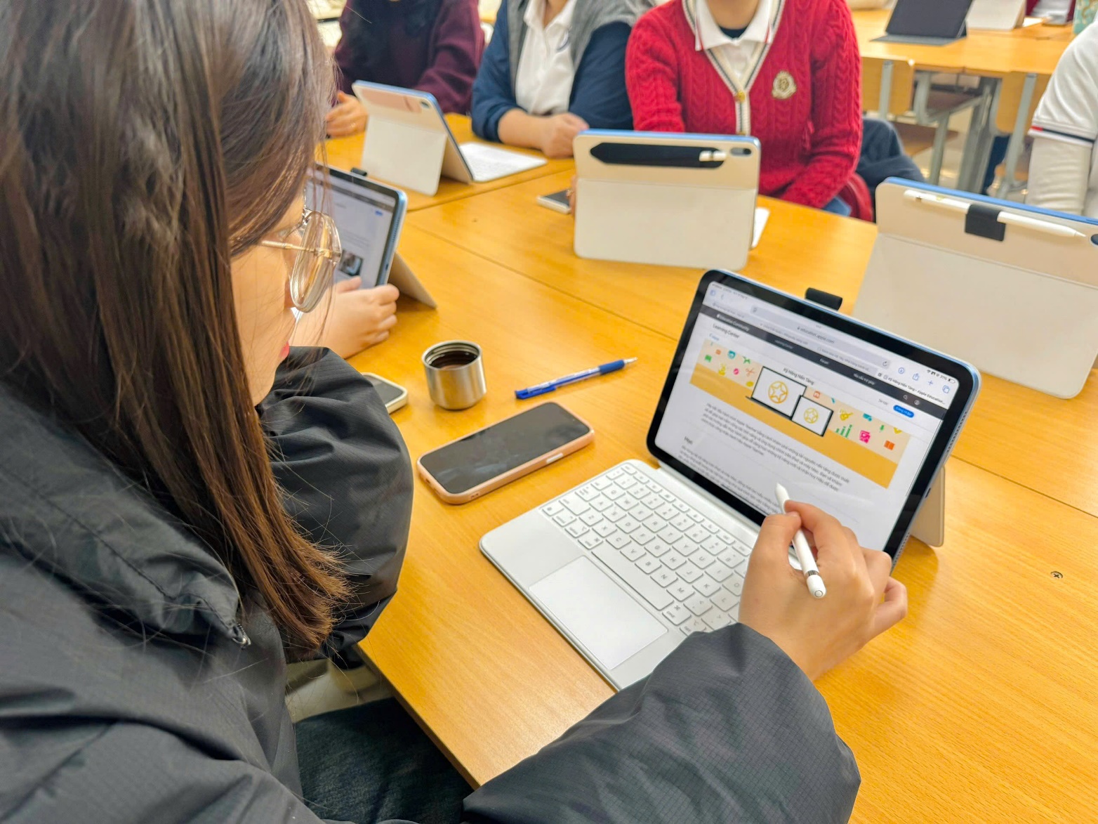 A person using a tablet
Description automatically generated