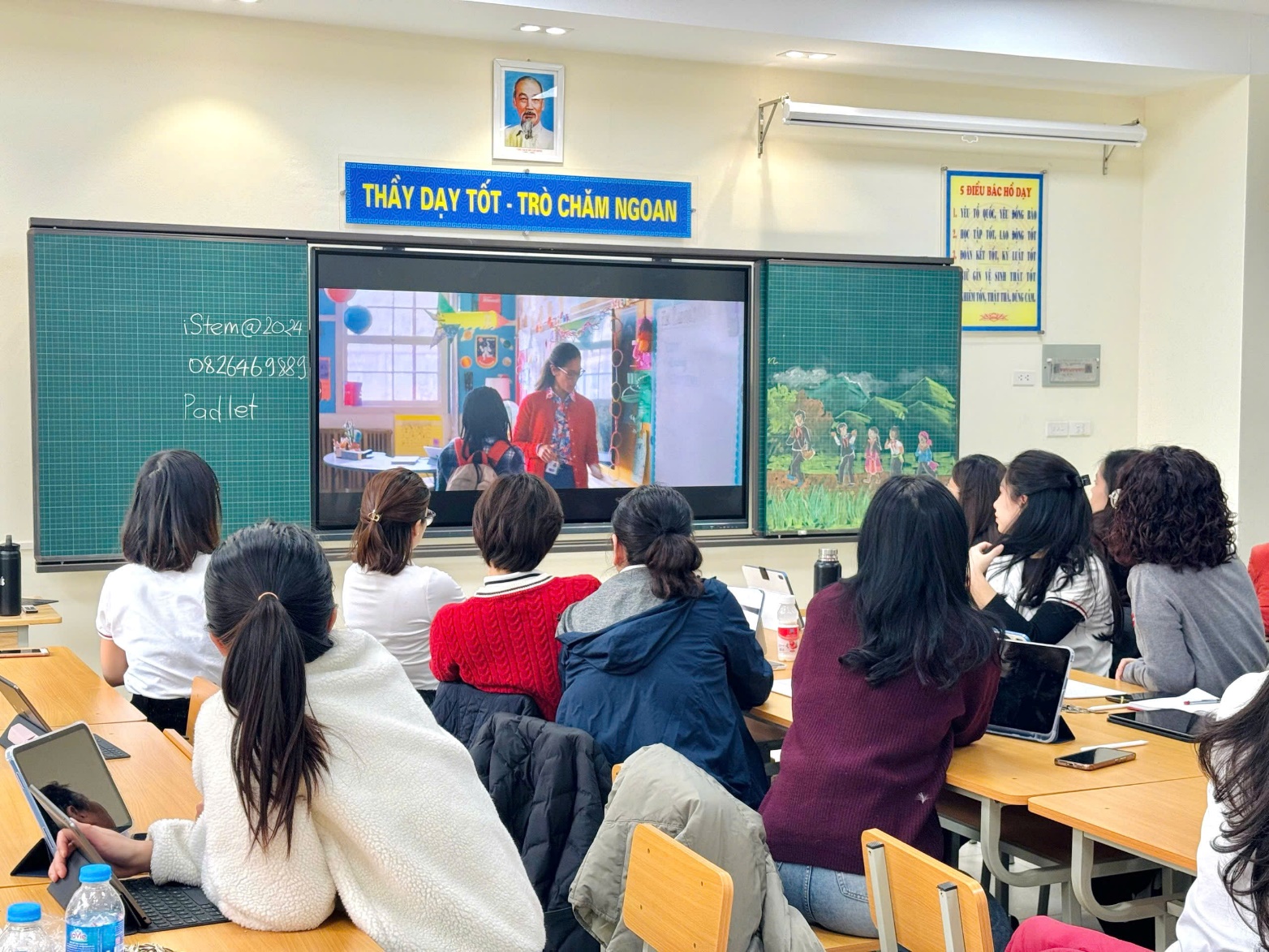 A group of people sitting in a classroom
Description automatically generated