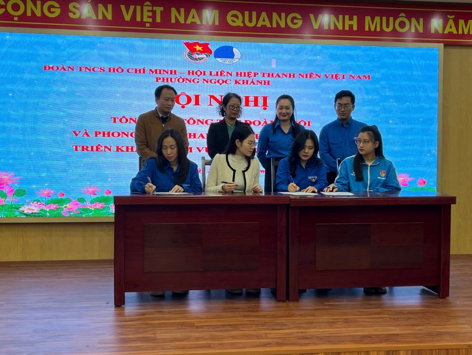 A group of people sitting at a table

Description automatically generated