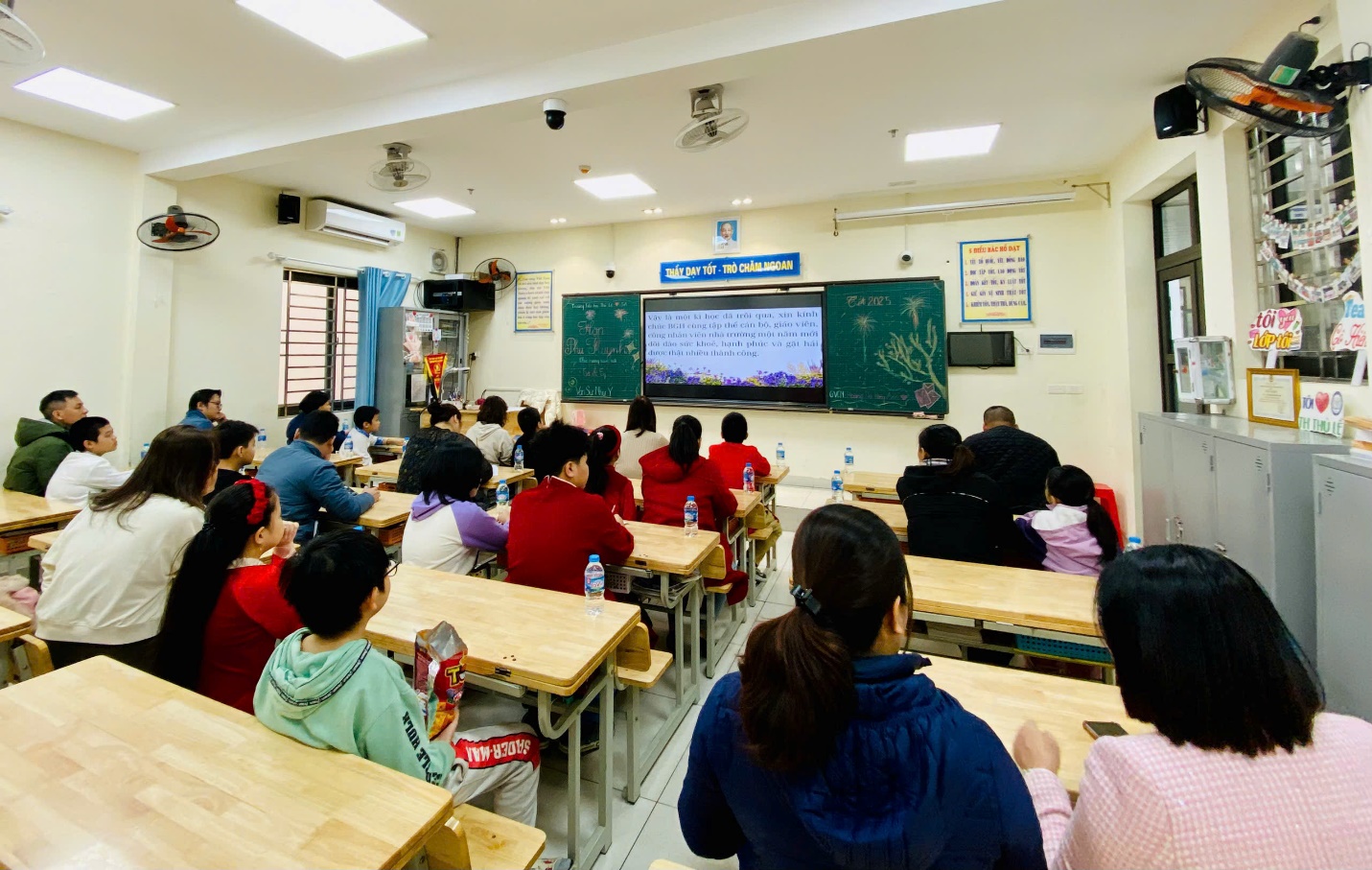 A group of people sitting at desks in a classroom

Description automatically generated