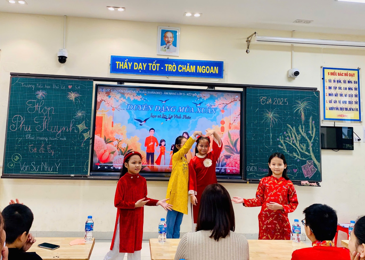 A group of children in a classroom

Description automatically generated