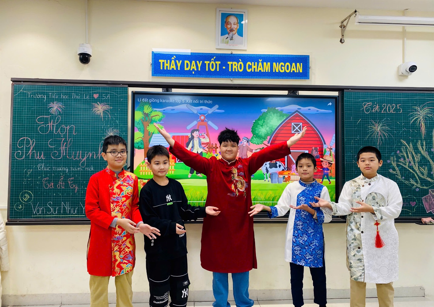 A group of kids standing in front of a screen

Description automatically generated