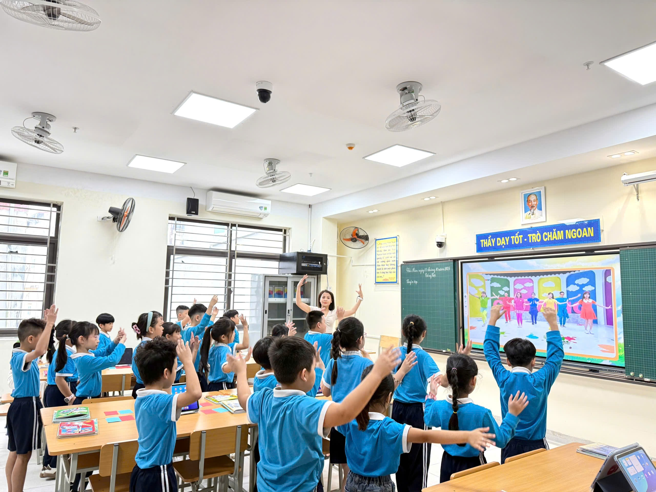 A group of children in a classroom raising their hands
AI-generated content may be incorrect.