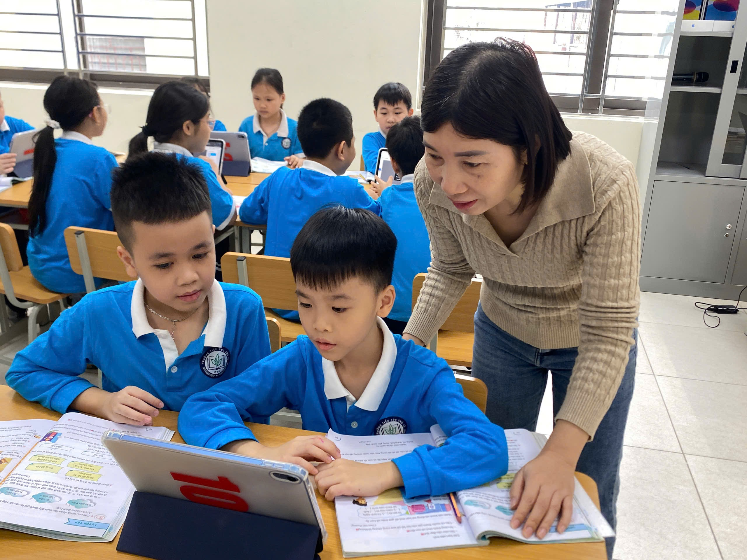 A person standing next to a group of children in a classroom

AI-generated content may be incorrect.