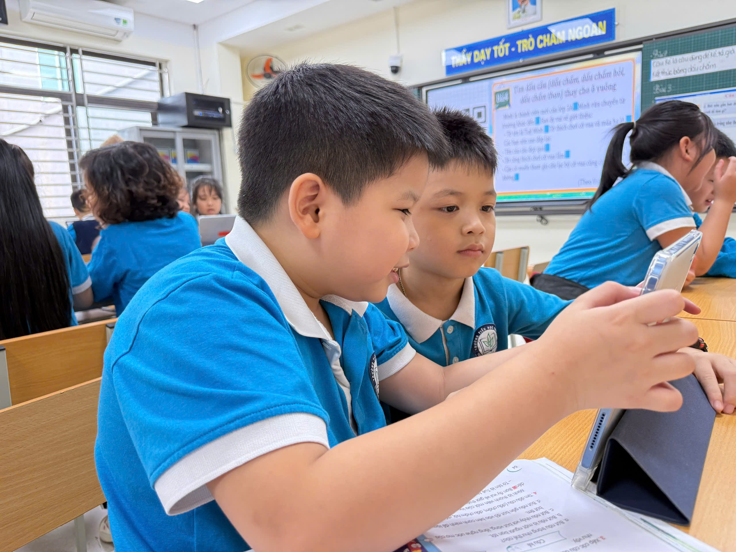 A group of kids in a classroom

AI-generated content may be incorrect.