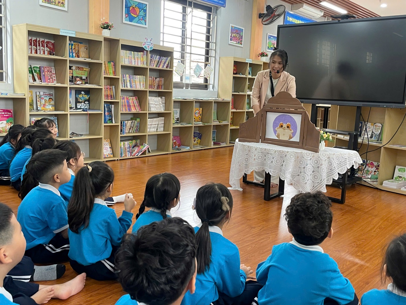 E:\Nhung VP\NĂM HỌC 2025-2026\Thư viện\Bài truyền thông\nghe truyện k2.jpg