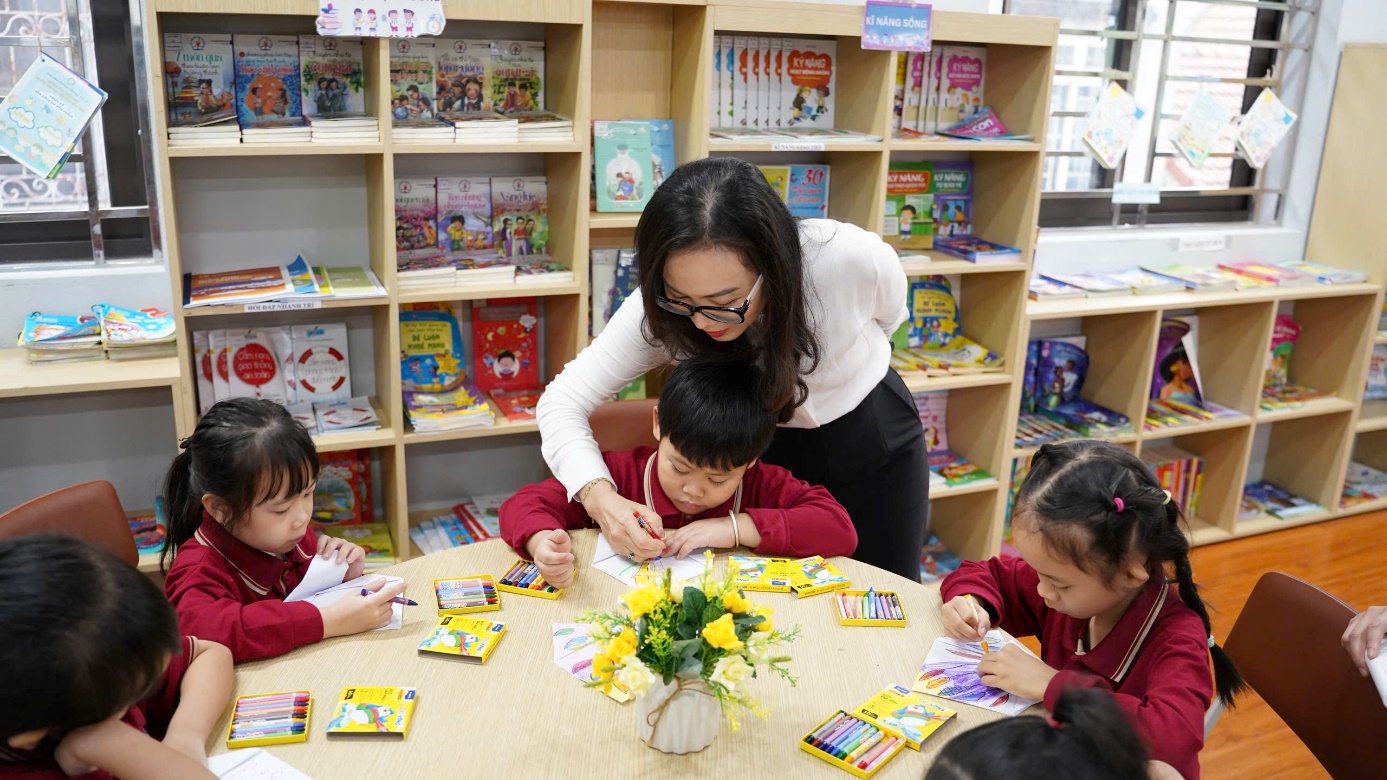 E:\Nhung VP\NĂM HỌC 2025-2026\Thư viện\Bài truyền thông\tô màu công 1.jpg