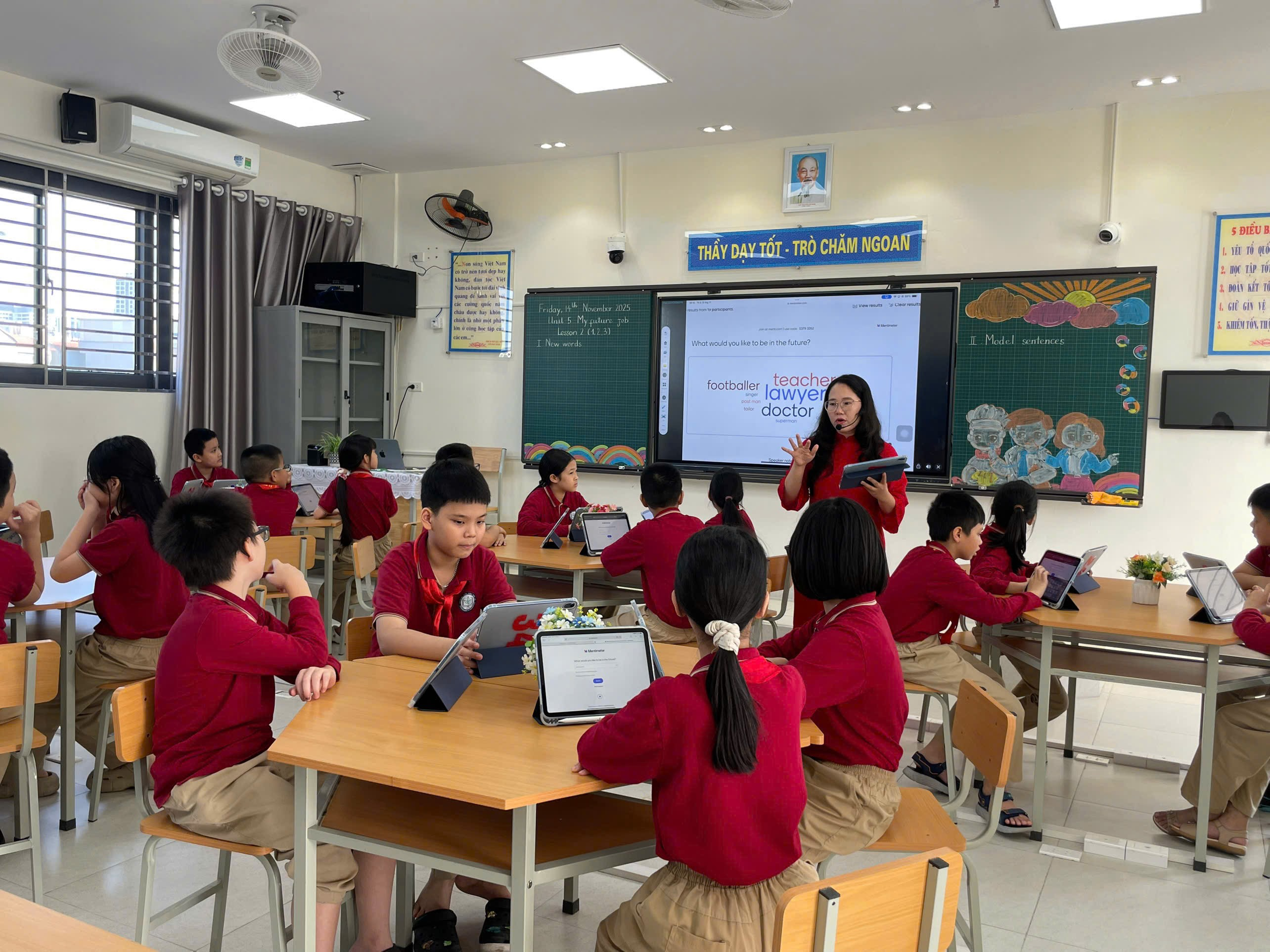 A group of students in a classroom
AI-generated content may be incorrect.