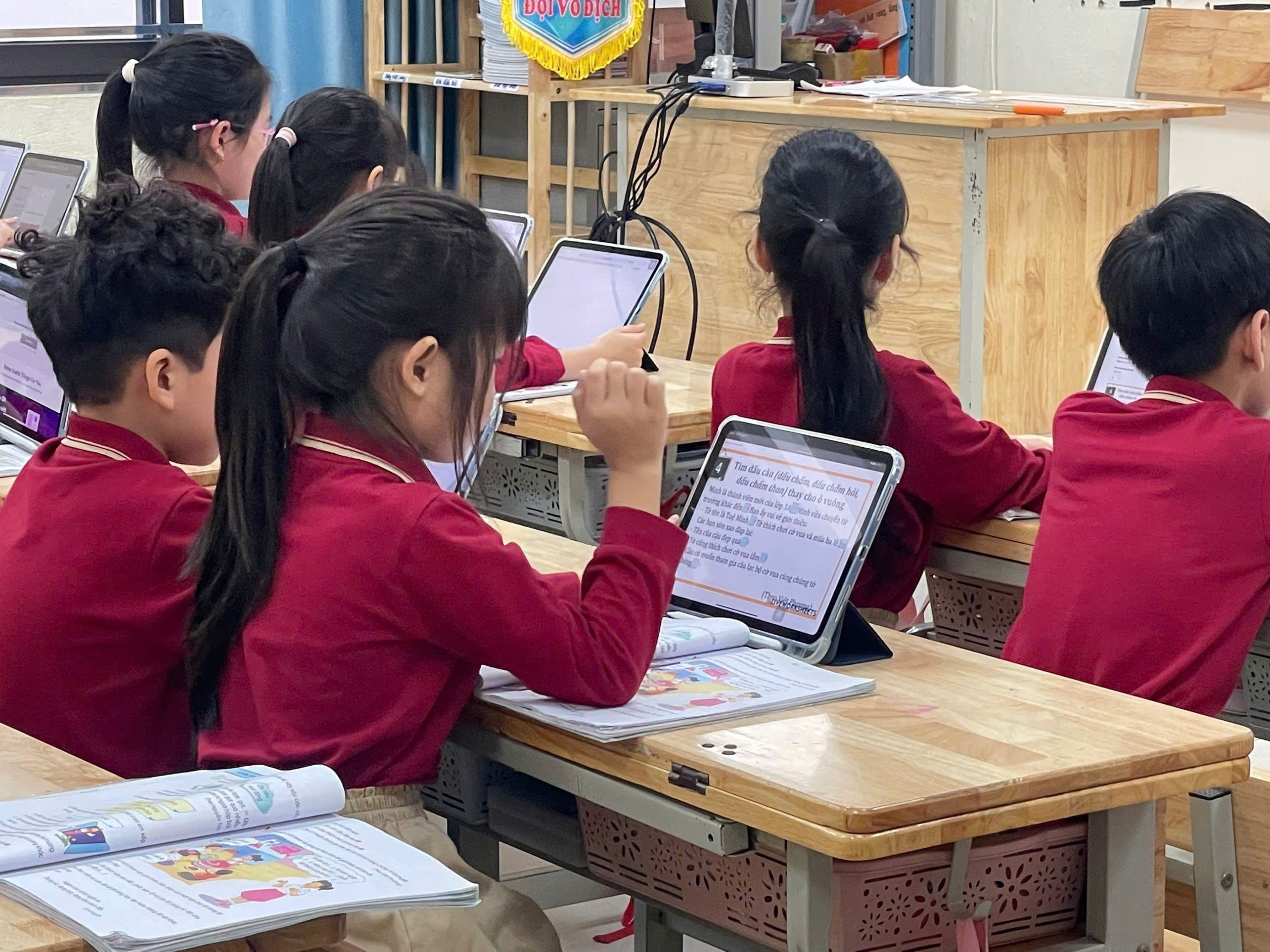 A group of children in a classroom
AI-generated content may be incorrect.