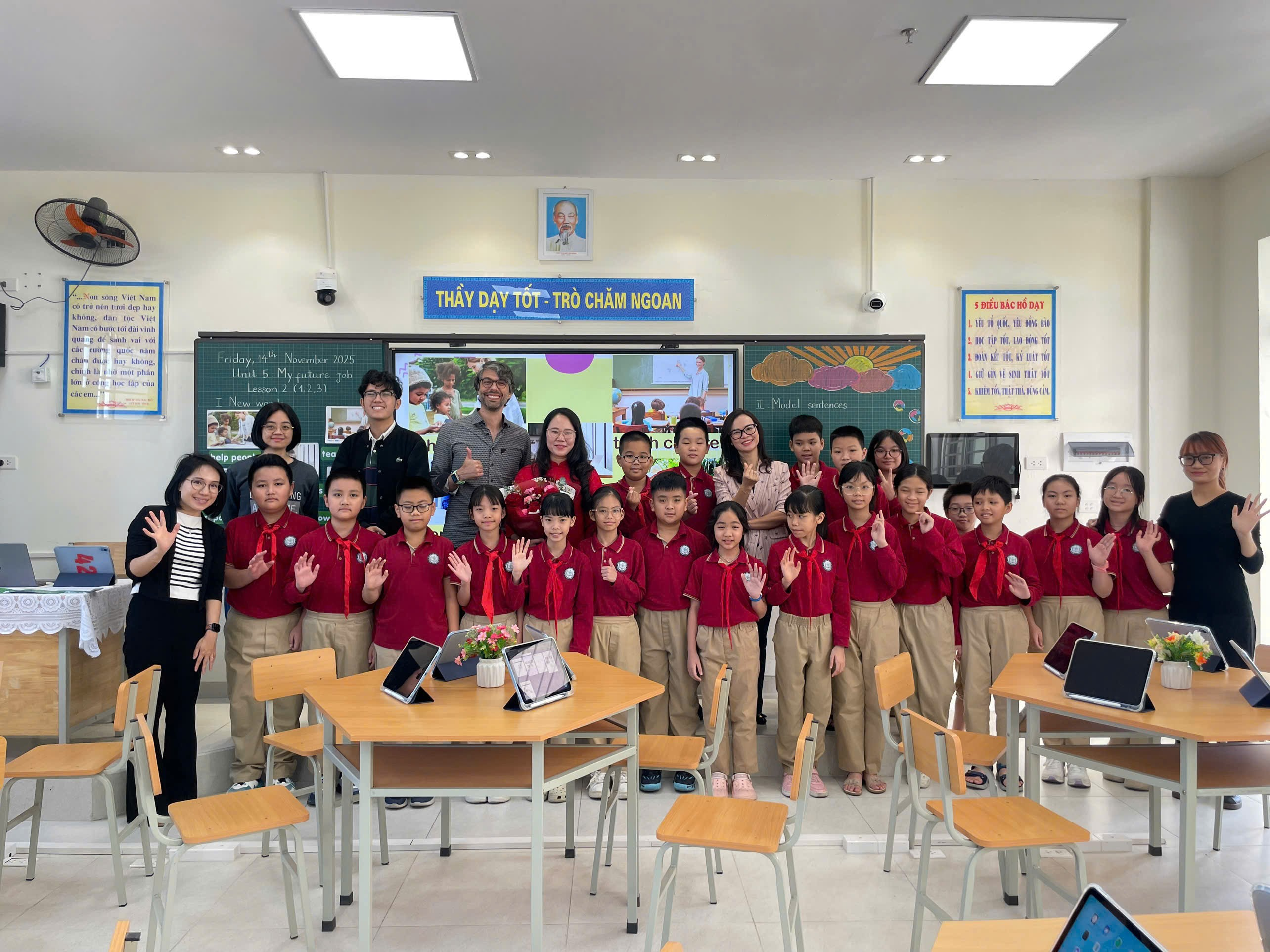 A group of people in uniform in a classroom
AI-generated content may be incorrect.