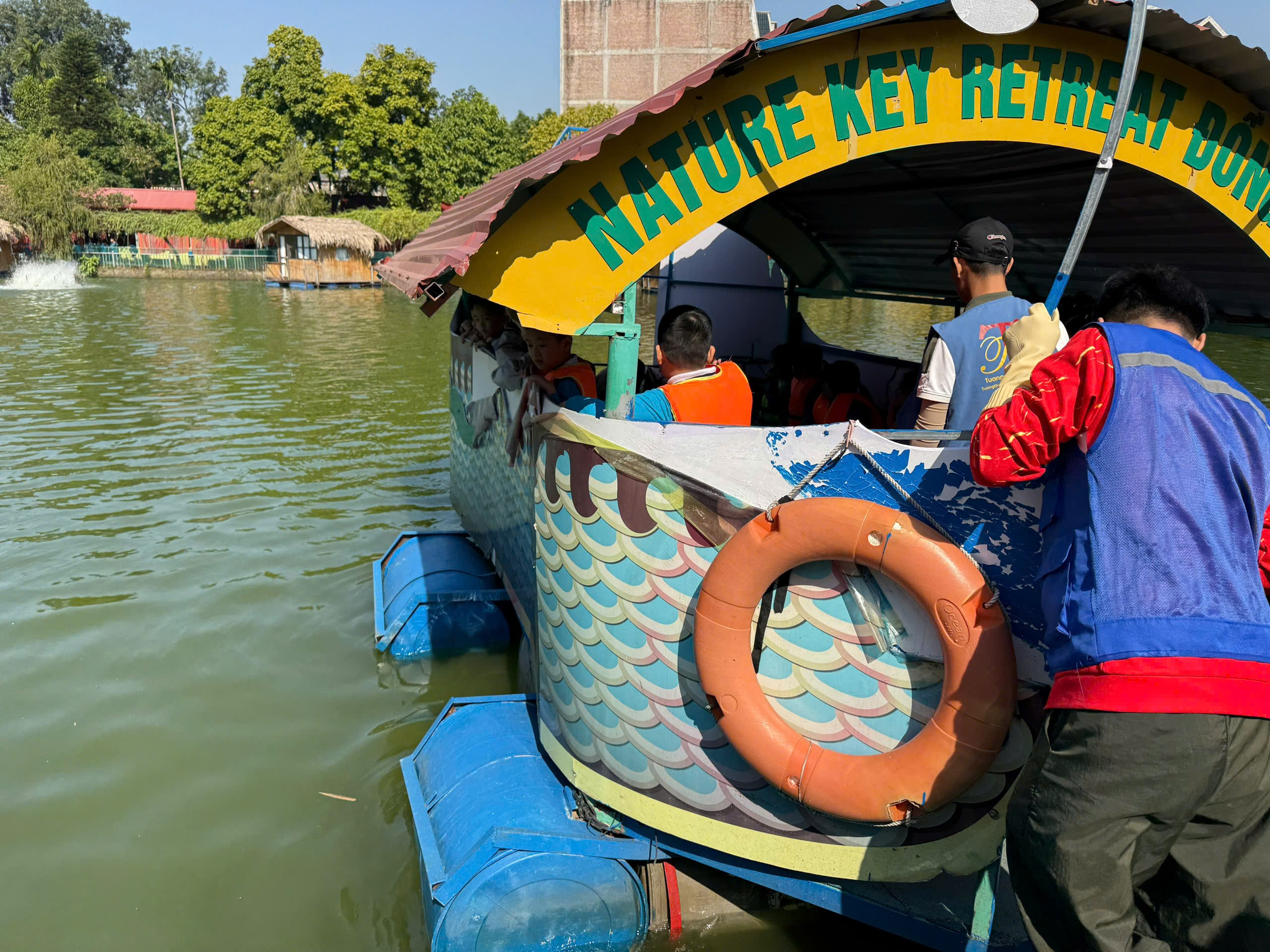A group of people on a boat
AI-generated content may be incorrect.