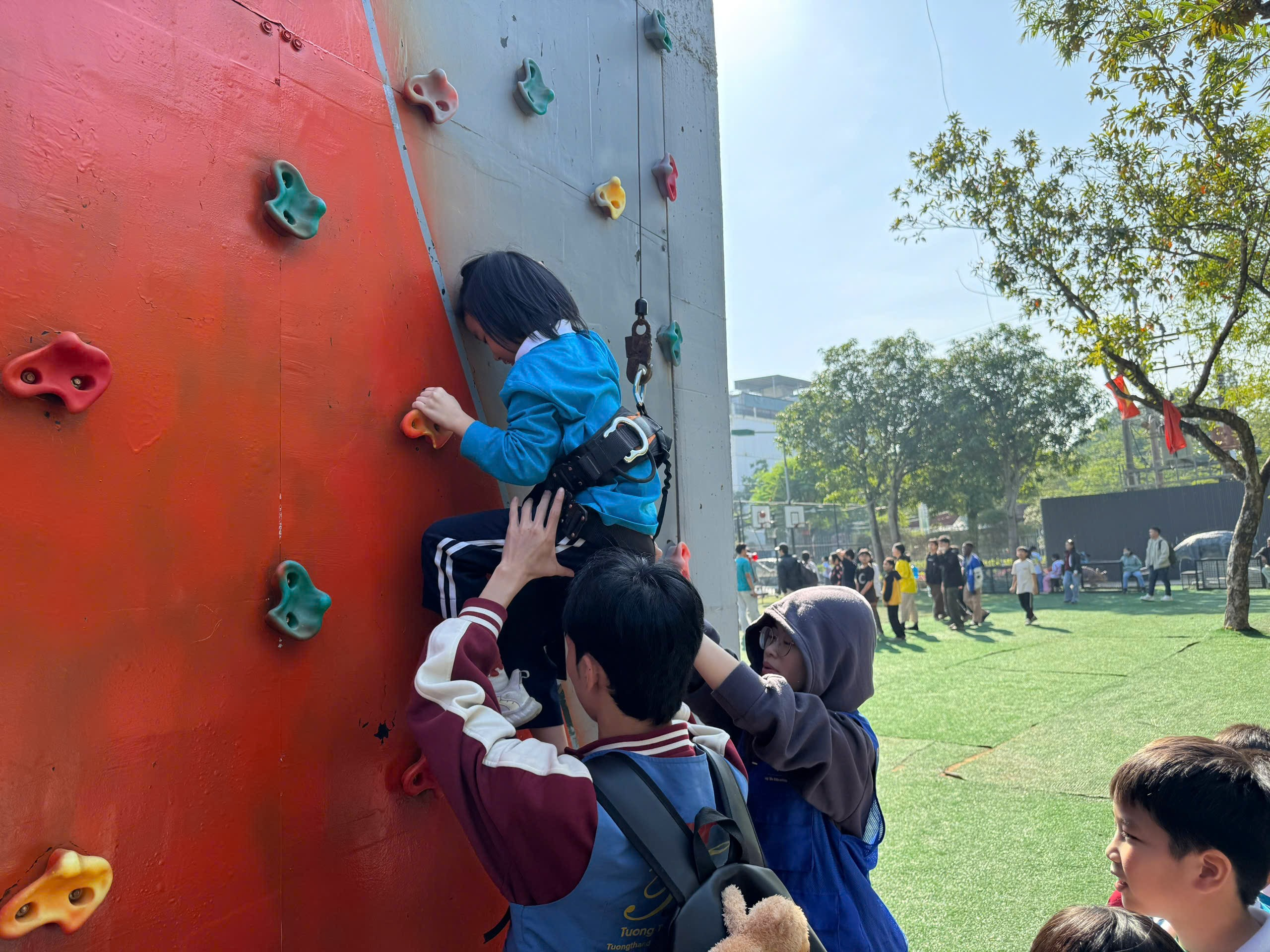 A group of people climbing a rock wall
AI-generated content may be incorrect.