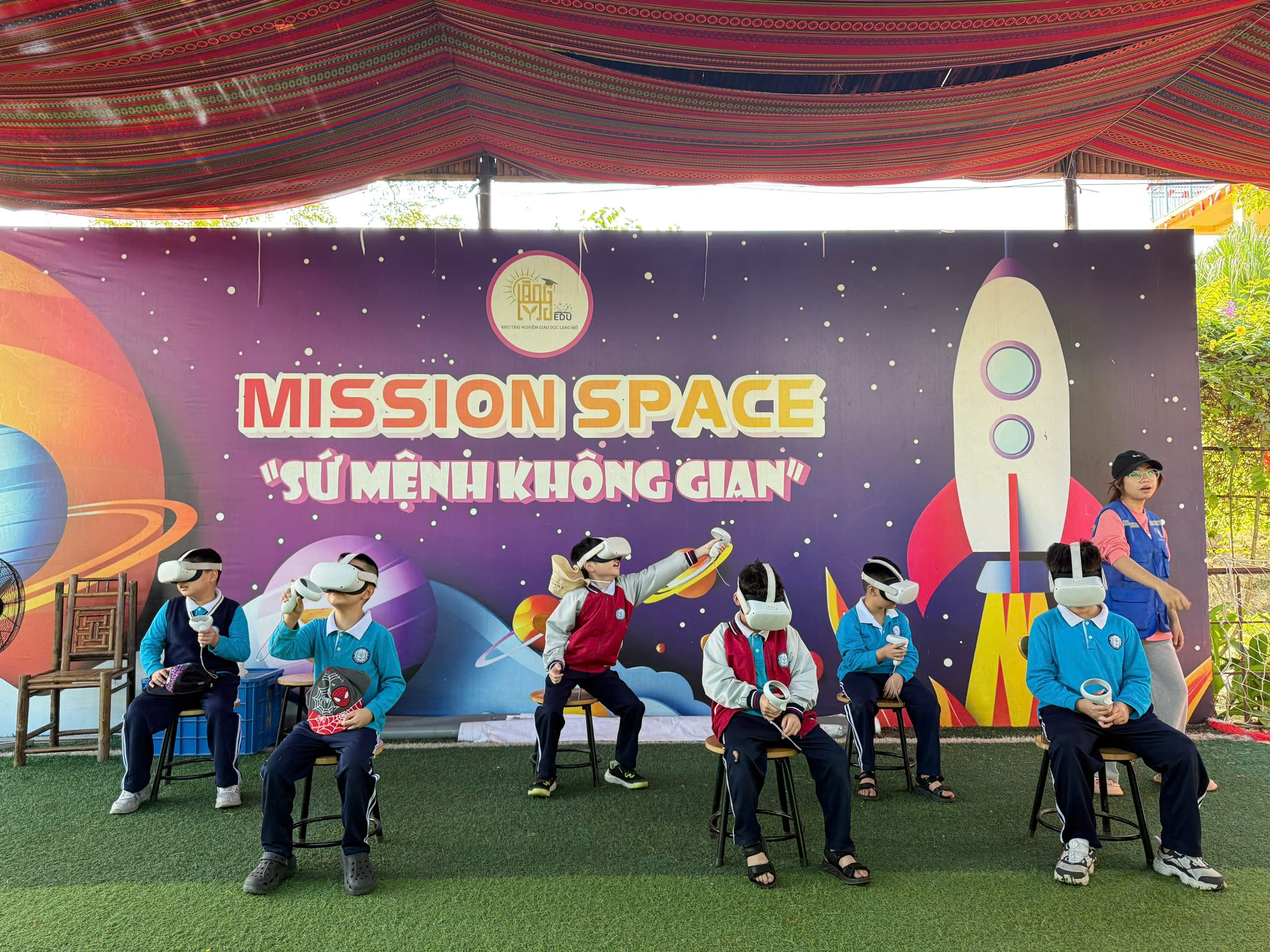 A group of people sitting on chairs in front of a banner
AI-generated content may be incorrect.