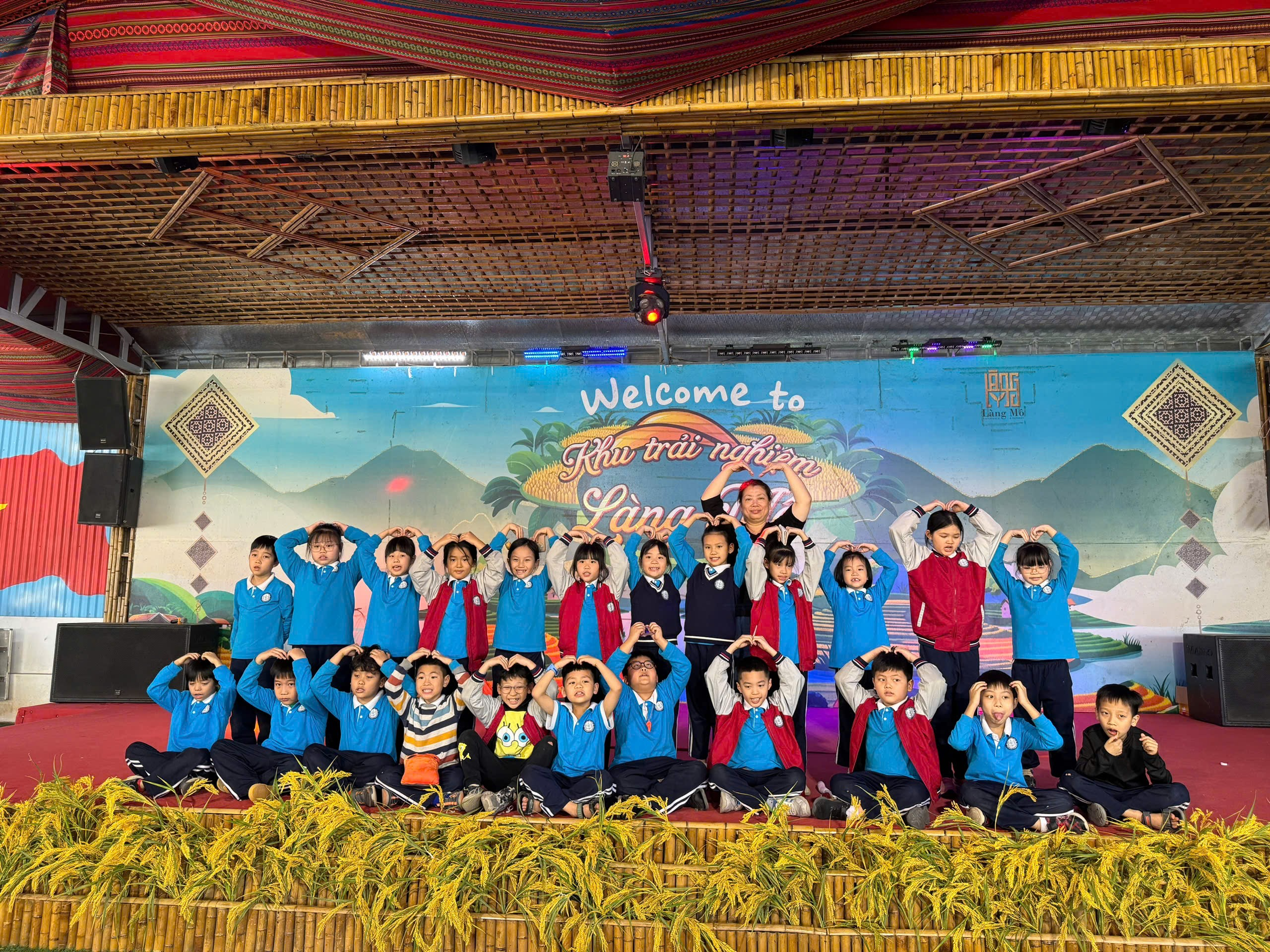 A group of children posing for a photo
AI-generated content may be incorrect.