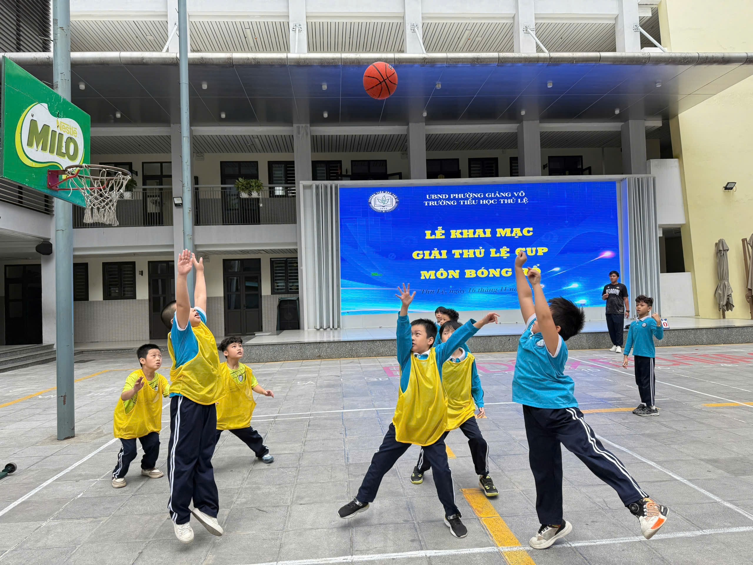 A group of kids playing basketball

AI-generated content may be incorrect.