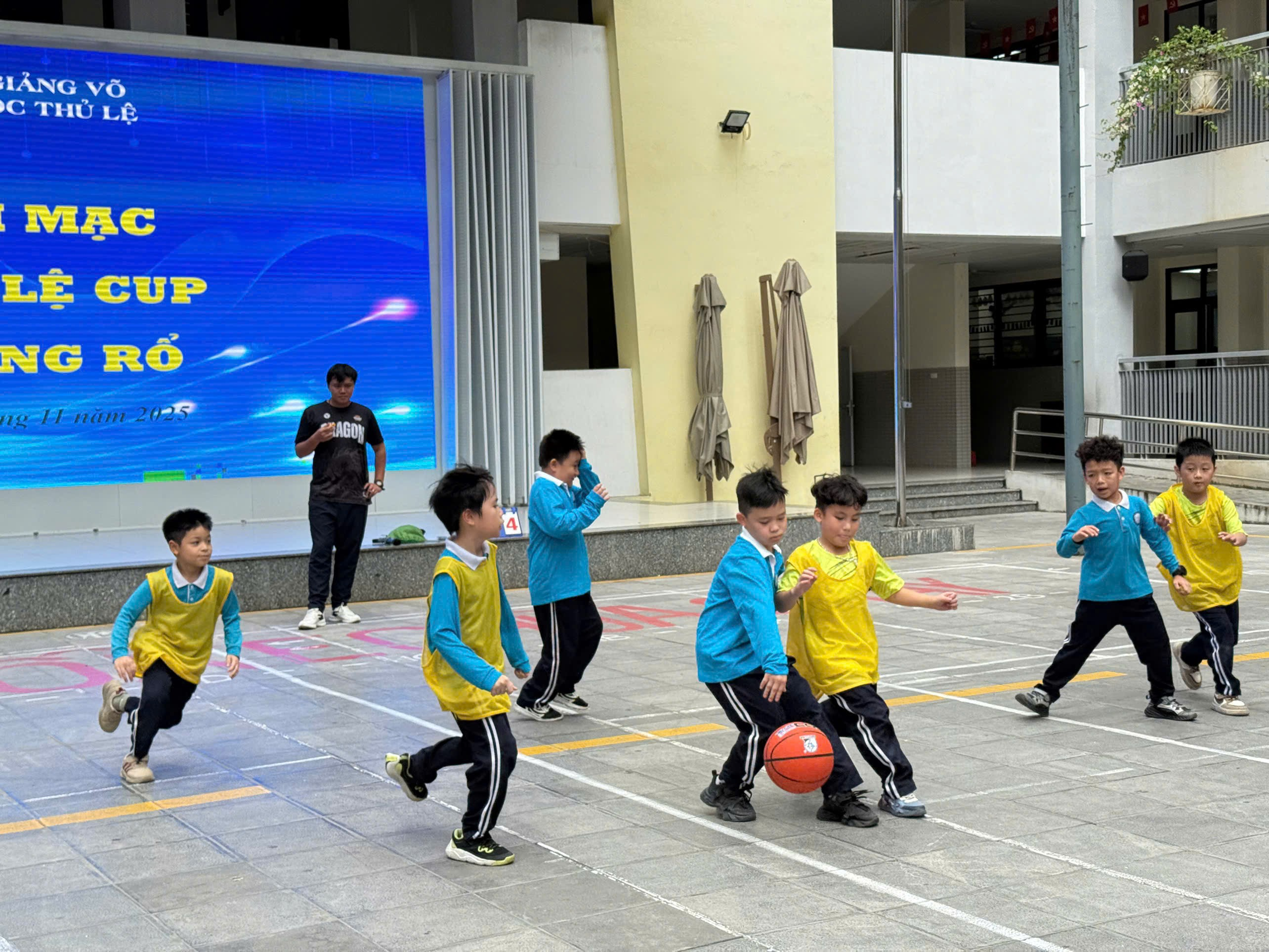 A group of boys playing football

AI-generated content may be incorrect.