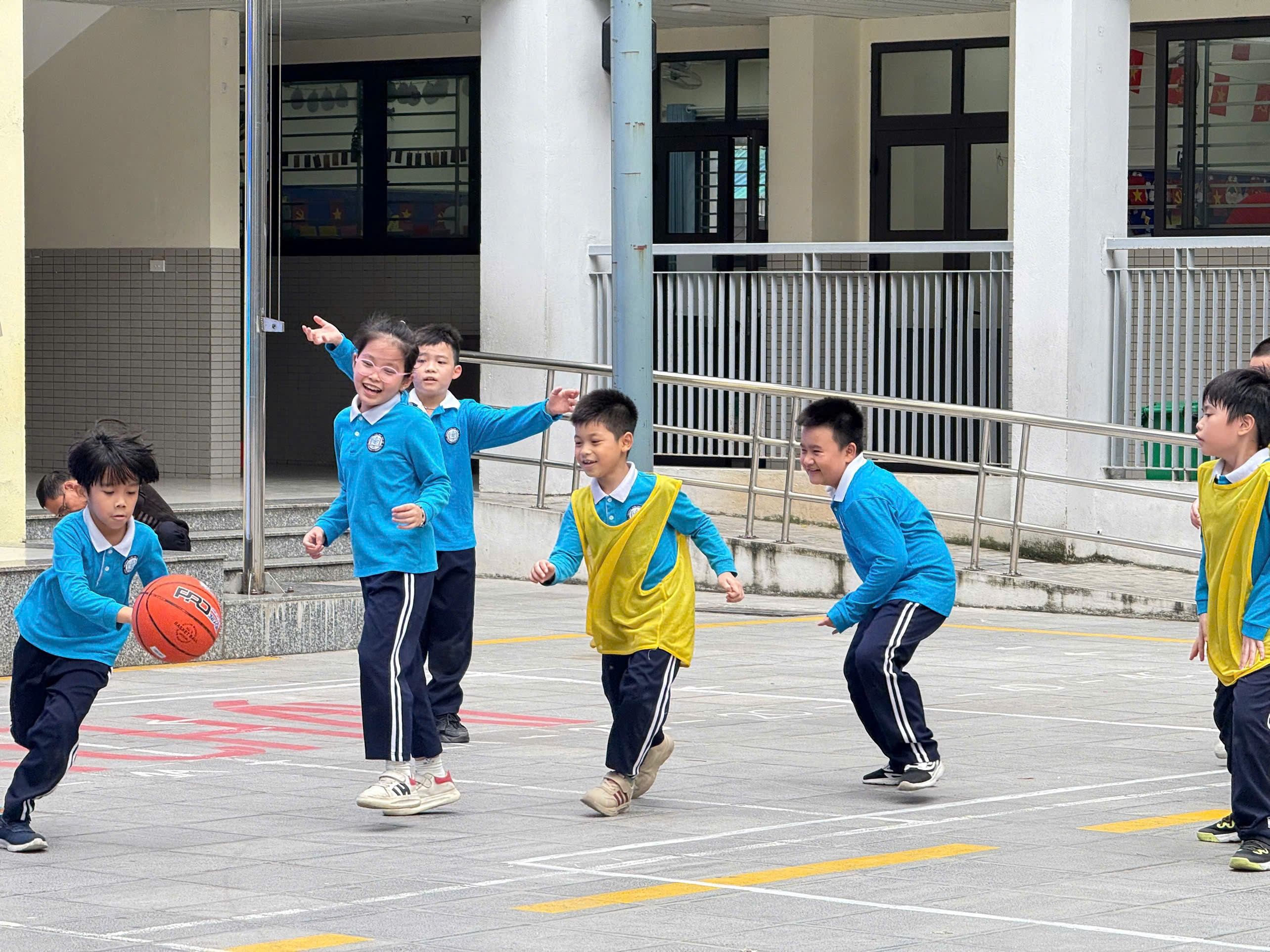 A group of children playing basketball

AI-generated content may be incorrect.