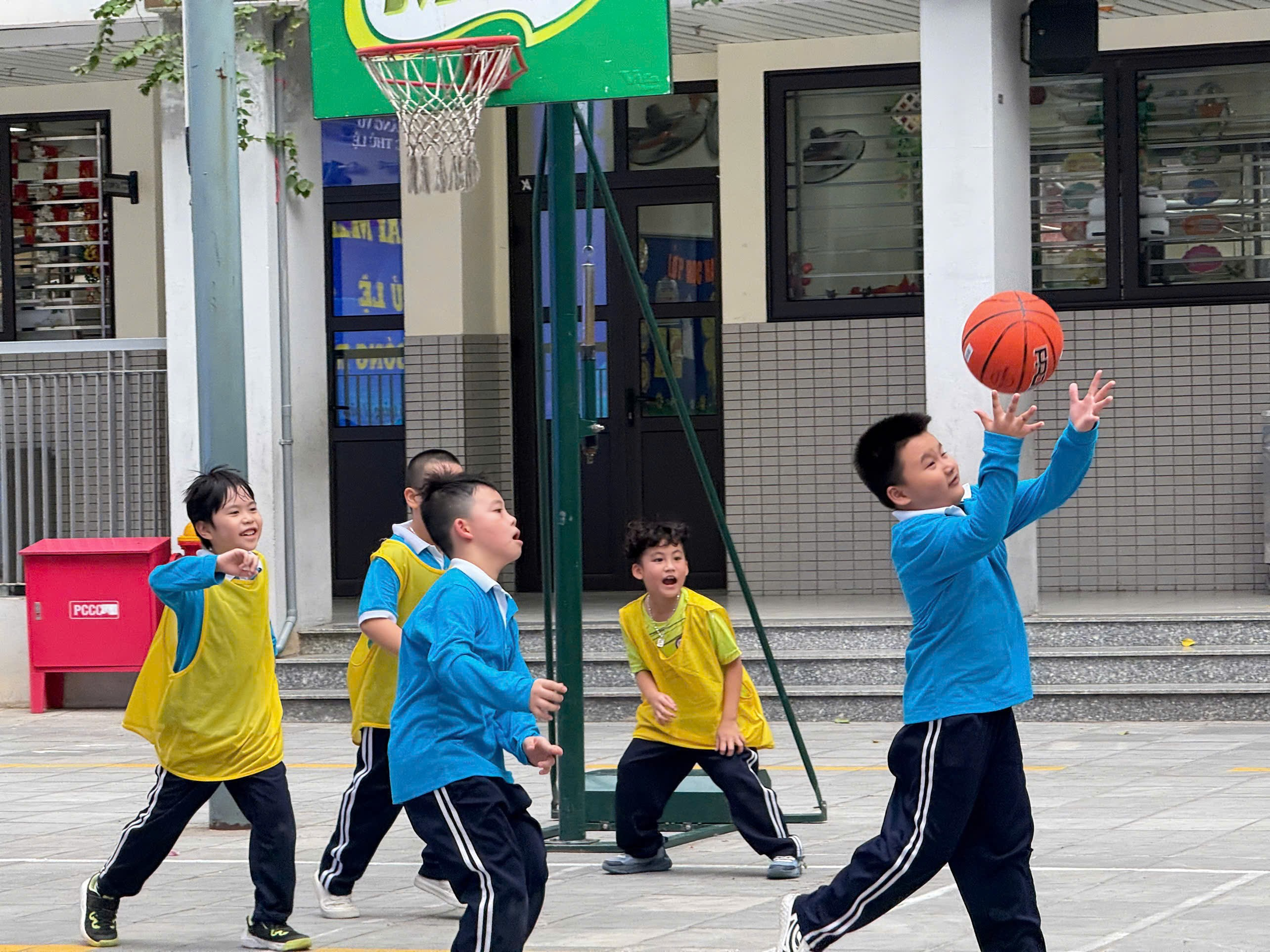 A group of kids playing basketball

AI-generated content may be incorrect.
