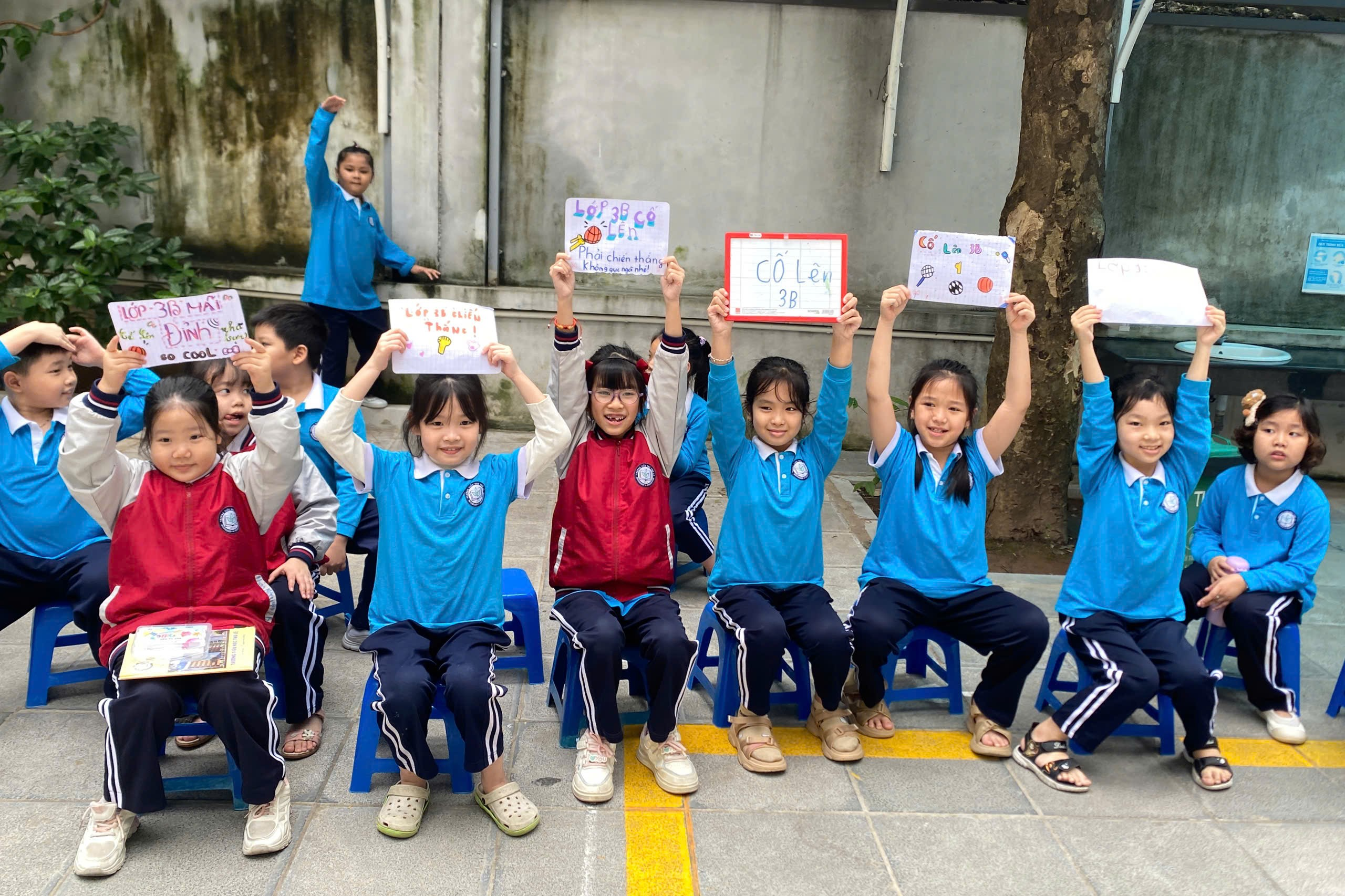 A group of children holding signs

AI-generated content may be incorrect.