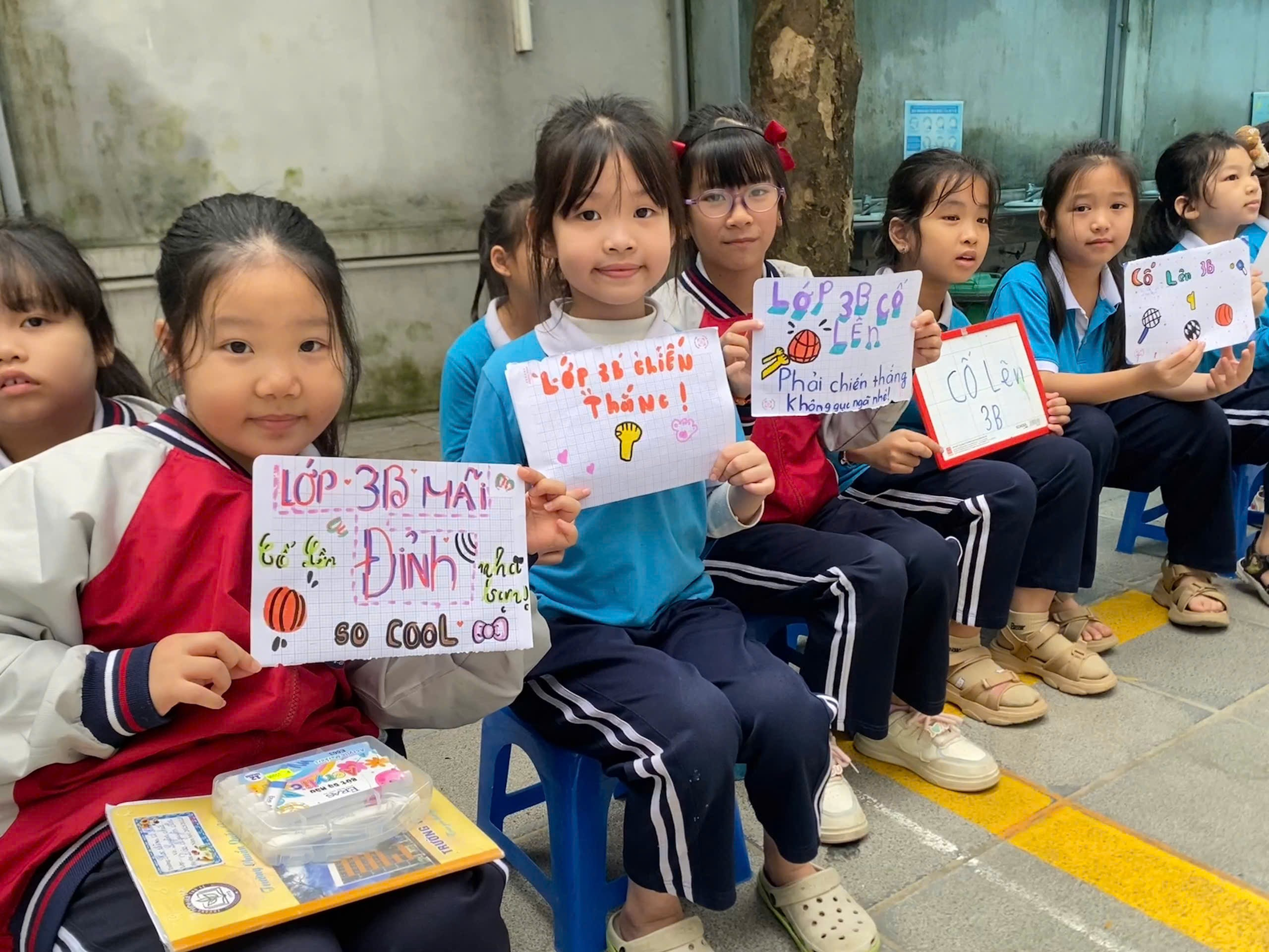 A group of children holding signs

AI-generated content may be incorrect.