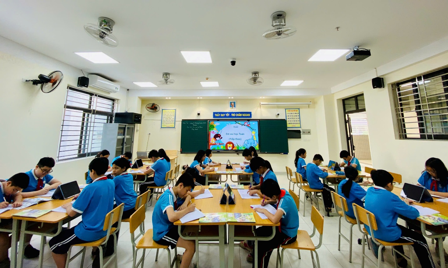 A group of students in a classroom

AI-generated content may be incorrect.